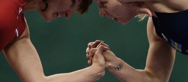 Анастасия Григорьева (слева) во время поединка на соревнованиях по вольной борьбе, архивное фото - Sputnik Латвия