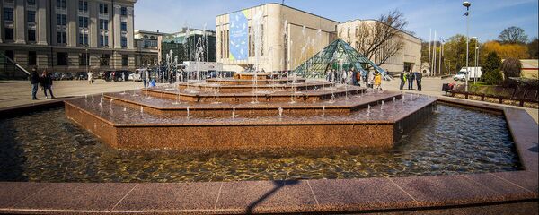 Интерактивный фонтан у Дома конгрессов в парке Кронвальда - Sputnik Латвия