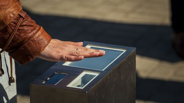 Интерактивный фонтан у Дома конгрессов в парке Кронвальда - Sputnik Латвия