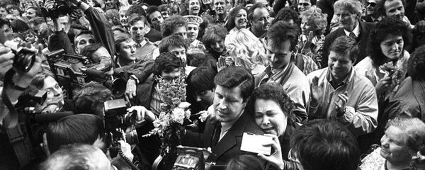 Встреча депутатов Верховного совета после принятия декларации о восстановлении независимости Латвийской республики 4 мая 1990 года Встреча депутатов Верховного совета после принятия декларации о восстановлении независимости Латвийской республики 4 мая 1990 года - Sputnik Latvija