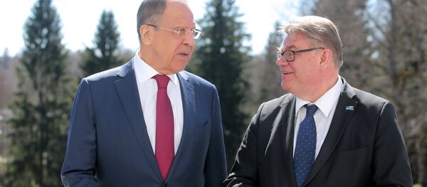 Krievijas ārlietu ministrs Sergejs Lavrovs un Somijas ĀM vadītājs Timo Soini - Sputnik Latvija