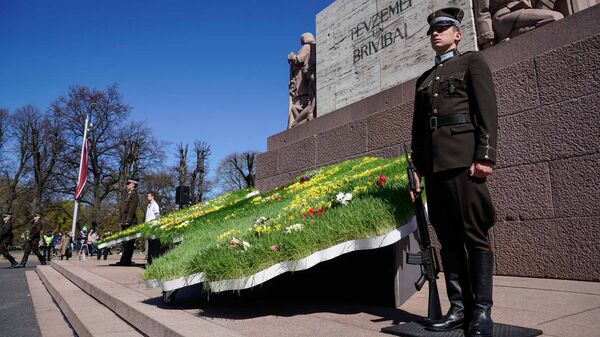 Почетный караул у цветочной композиция у Памятника Свободы Почетный караул у цветочной композиция у Памятника Свободы - Sputnik Латвия