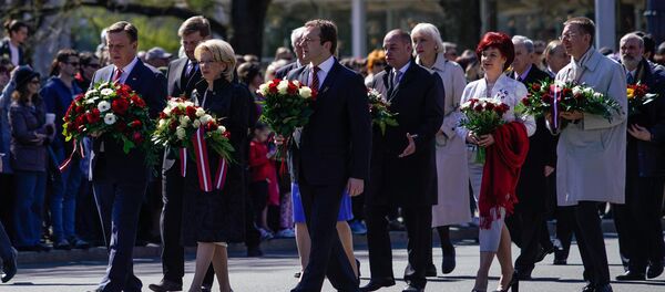 Премьер-министр Латвии Марис Кучинскис и другие официальные лица возлагают цветы к Памятнику Свободы - Sputnik Латвия