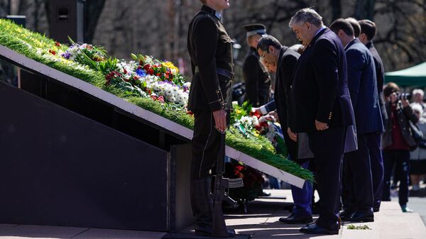 Посол России Евгений Лукьянов принял участие в церемонии возложения цветов к памятнику Свободы в честь Дня восстановления независимости Латвии Посол России Евгений Лукьянов принял участие в церемонии возложения цветов к памятнику Свободы в честь Дня восстановления независимости Латвии - Sputnik Латвия