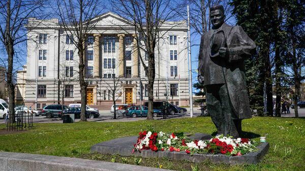 Памятник Карлису Улманису на фоне Министерства иностранных дел Латвии - Sputnik Латвия