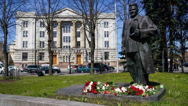 Памятник Карлису Ульманису на фоне Министерства иностранных дел Латвии - Sputnik Латвия