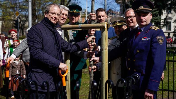 Экс-президент Латвии Валдис Затлерс, министр экономики Арвилс Ашераденс, вице-мэр Риги Андрис Америкс и др. поучаствовали в акции Обними Латвию и посадили дуб у памятника Карлису Ульманису - Sputnik Латвия