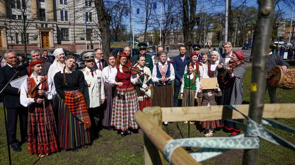 В честь столетия Латвии в Риге около памятника первого премьер-министра и президента Латвийской Республики Карлиса Улманиса посадили дуб - Sputnik Латвия