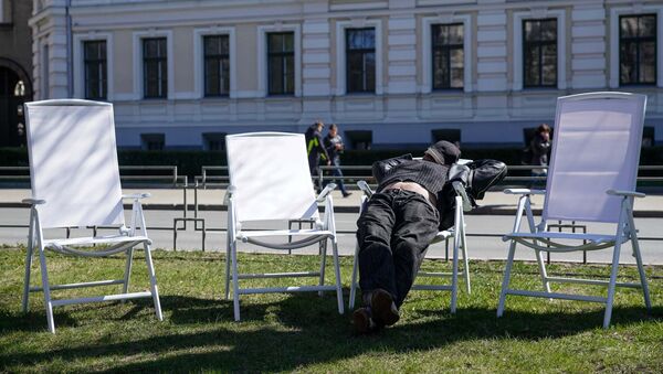 Утомленный праздником рижанин отдыхает на аллее у Кабинета Министров - Sputnik Латвия