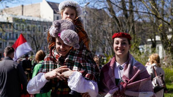 Латвийцы празднуют День восстановления независимости Латвийской республики - Sputnik Латвия