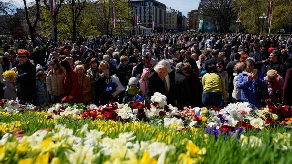 Латвийцы несут цветы к памятнику Свободы в честь Дня восстановления независимости Латвийской Республики Латвийцы несут цветы к памятнику Свободы в честь Дня восстановления независимости Латвийской Республики - Sputnik Латвия