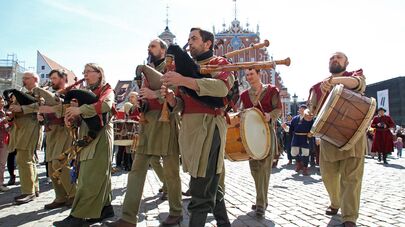 Шествие в национальных костюмах в День восстановления независимости Латвии