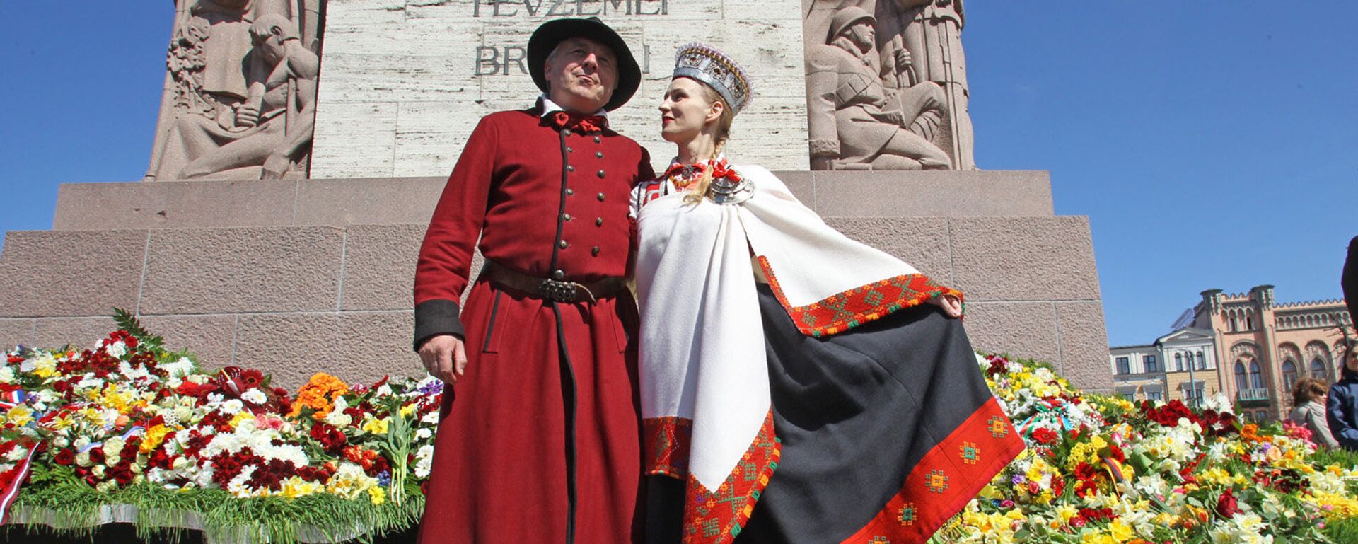 Люди в национальных костюмах в центре Риги - Sputnik Латвия, 1920, 02.04.2026