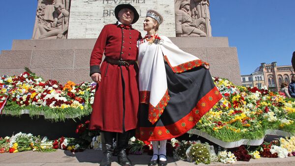 Люди в национальных костюмах в центре Риги - Sputnik Латвия