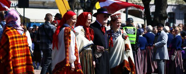 Янис Стрейчс и девушки в национальных костюмах у Памятника Свободы - Sputnik Латвия
