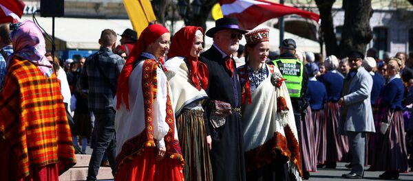 Янис Стрейчс и девушки в национальных костюмах у Памятника Свободы - Sputnik Латвия