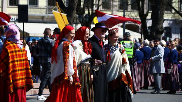 Янис Стрейчс и девушки в национальных костюмах у Памятника Свободы - Sputnik Latvija