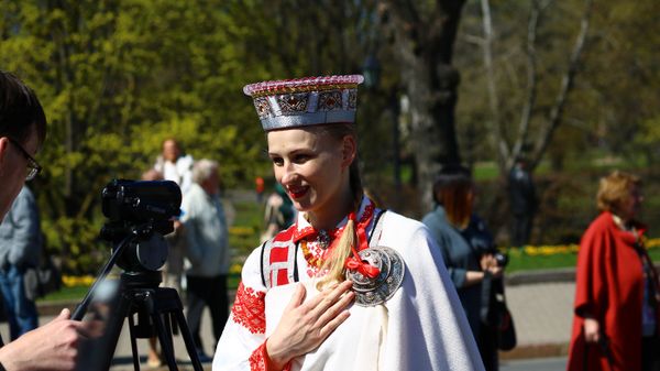 Девушка в национальном латышском костюме - Sputnik Латвия