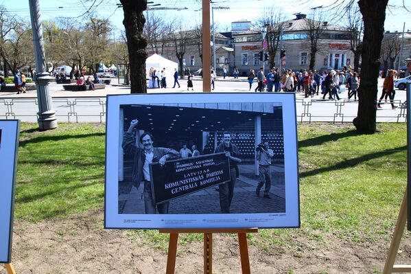 Выставка архивных фотографий событий 1990 года на Эспланаде - Sputnik Латвия