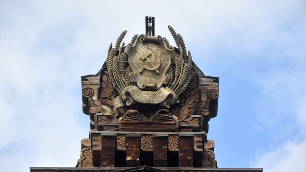 Герб РСФСР на крыше павильона №67 Карелия (Советская печать) - Sputnik Латвия