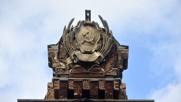 Герб РСФСР на крыше здания - Sputnik Латвия