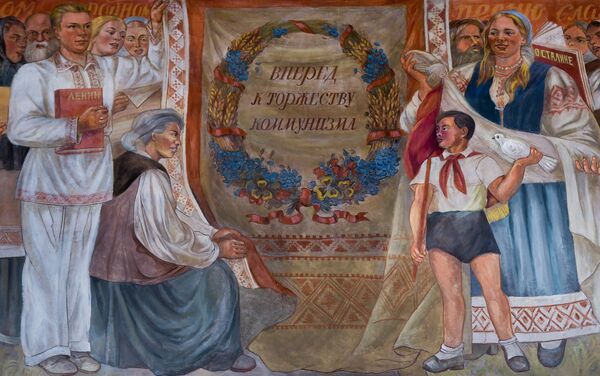 Живопись на фасаде павильона Республика Беларусь на территории ВДНХ - Sputnik Латвия