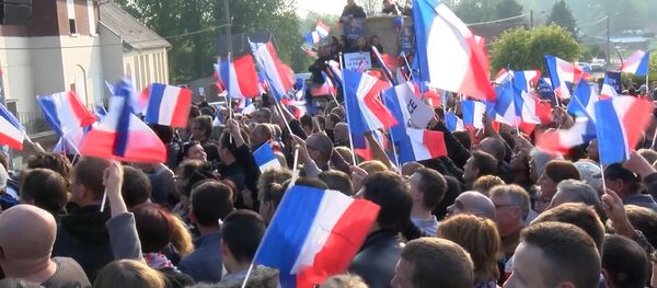 Последние перед вторым туром выборов митинги Макрона и Ле Пен прошли во Франции - Sputnik Латвия