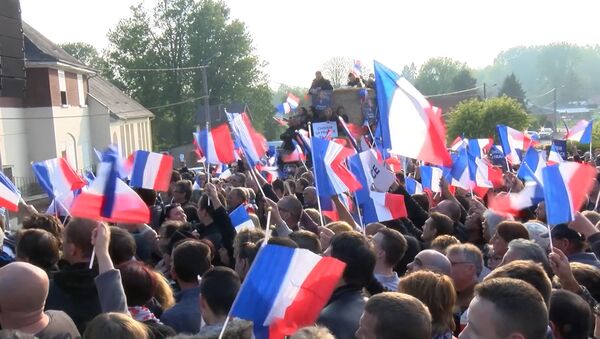Последние перед вторым туром выборов митинги Макрона и Ле Пен прошли во Франции - Sputnik Латвия