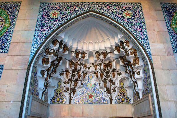 Скульптурные гроздья винограда на павильоне №14 Азербайджан - Sputnik Латвия