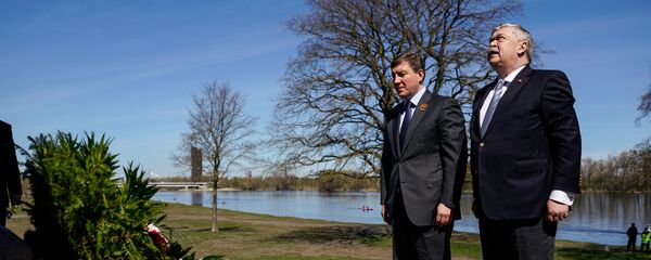 Губернатор Псковской области Андрей Турчак (слева) и посол России Евгений Лукьянов возложили венки к Памятнику защитникам острова Луцавсала - Sputnik Латвия