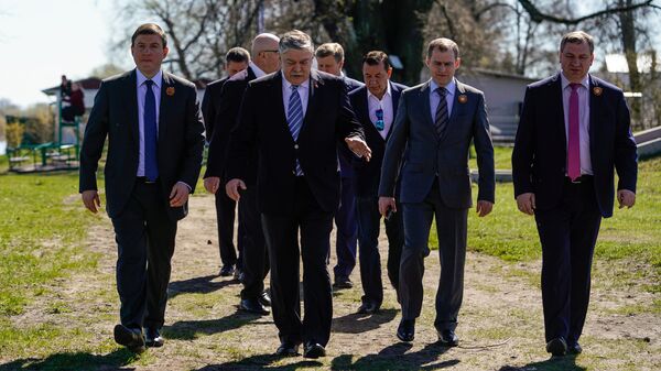 Губернатор Псковской области Андрей Турчак и посол России Евгений Лукьянов возложили венки к Памятнику защитникам острова Луцавсала - Sputnik Латвия