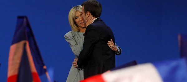 Эммануэль Макрон с супругой Брижит Эммануэль Макрон с супругой Брижит - Sputnik Latvija