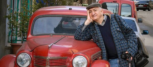 Фотограф Юрий Мечитов на одной из улиц в центре грузинской столицы - Sputnik Латвия