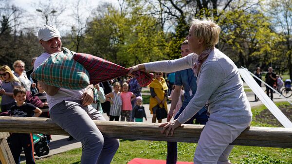 Битва на подушках в рамках татаро-башкирского праздника Сабантуй - Sputnik Латвия