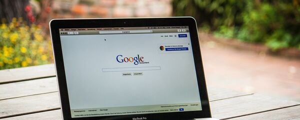 Klēpjdators ar Google tīmekļa vietni Klēpjdators ar Google tīmekļa vietni - Sputnik Latvija