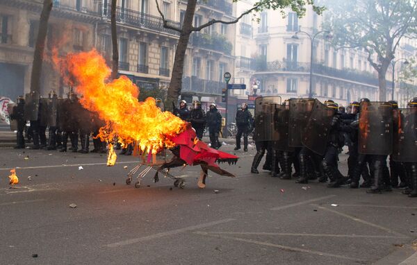 Беспорядки во время первомайских демонстраций в Париже - Sputnik Латвия