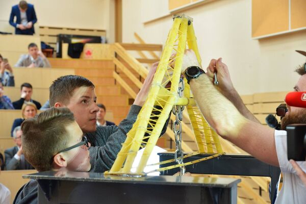 Испытание моста из макарон на нагрузку - Sputnik Латвия