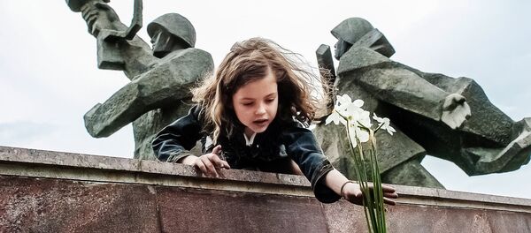  9 Мая в Риге, памятник Освободителям, архивное фото - Sputnik Латвия