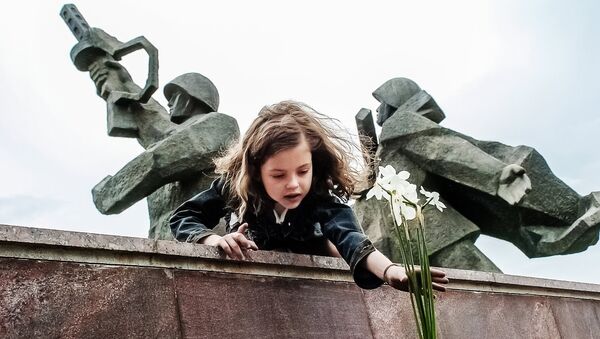  9 Мая в Риге, памятник Освободителям, архивное фото - Sputnik Латвия