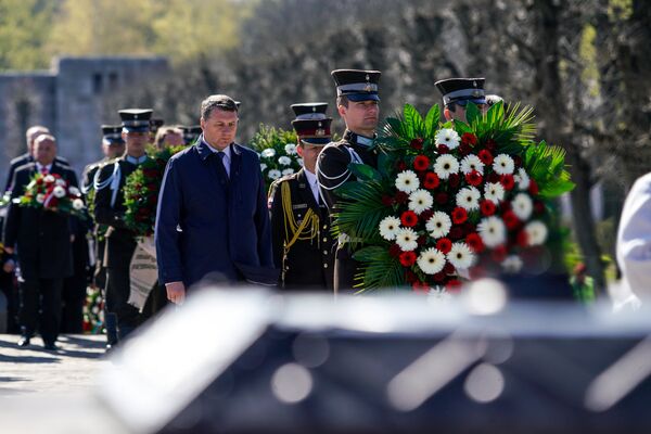 Церемония на возложения венков на Братском кладбище в память о погибших воинах - Sputnik Латвия
