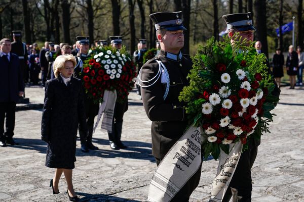 Rīgas Brāļu kapos tika nolikti vainagi kara upuru piemiņai - Sputnik Latvija