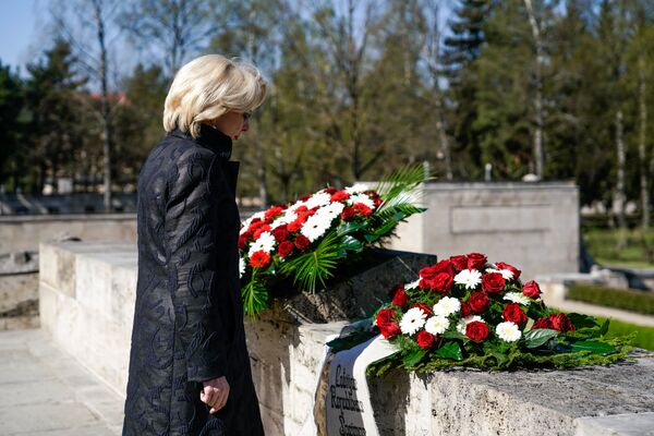 Спикер Латвийского Сейма Инара Мурниеце почтила память погибших - Sputnik Латвия