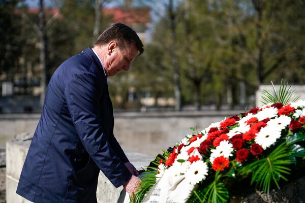 Премьер-министр Латвии Марис Кучинскис возложил венок - Sputnik Латвия