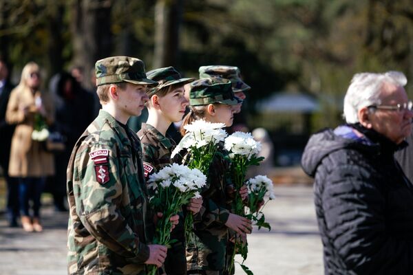 Молодежь Латвии возлагает цветы - Sputnik Латвия