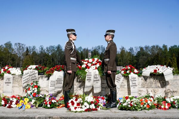 Церемония возложения венков на Братском кладбище в память о погибших воинах - Sputnik Латвия