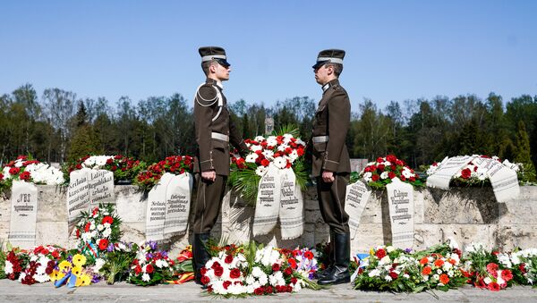 Церемония возложения венков на Братском кладбище в память о погибших воинах - Sputnik Латвия