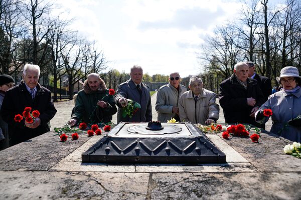 Цветы к Вечному огню на Братском кладбище возложили ветераны 130-го латышского стрелкового корпуса - Sputnik Латвия