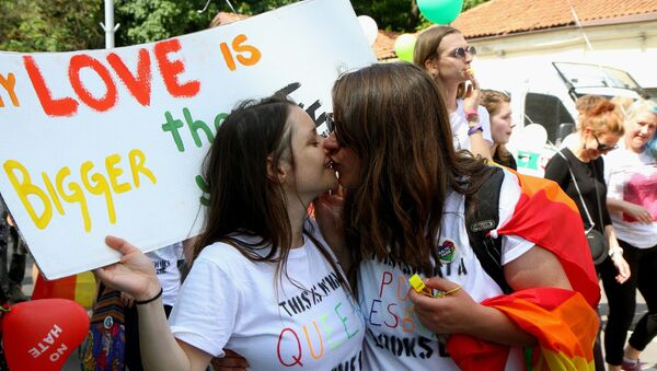 Девушки целуются на параде сексуальных меньшинств в Литве, архивное фото - Sputnik Латвия