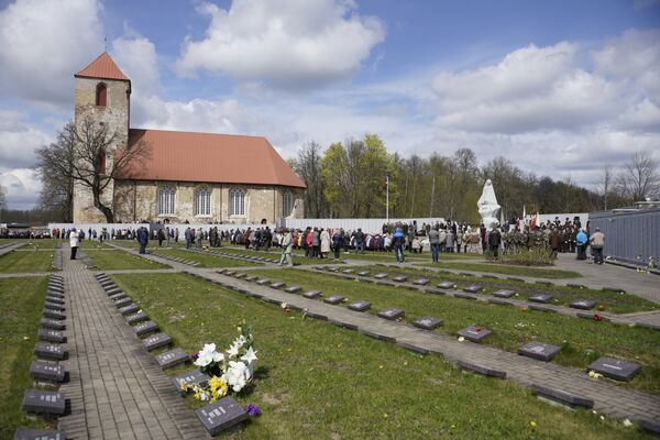 Памятные мероприятия на Братском кладбище в Лестене Памятные мероприятия на Братском кладбище в Лестене - Sputnik Латвия
