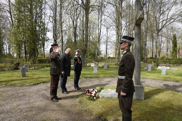 Раймондс Бергманис, Леонидс Калниньш и военный атташе Германии возложили цветы на захоронении немецких солдат Второй мировой войны в Джуксте Раймондс Бергманис, Леонидс Калниньш и военный атташе Германии возложили цветы на захоронении немецких солдат Второй мировой войны в Джуксте - Sputnik Латвия
